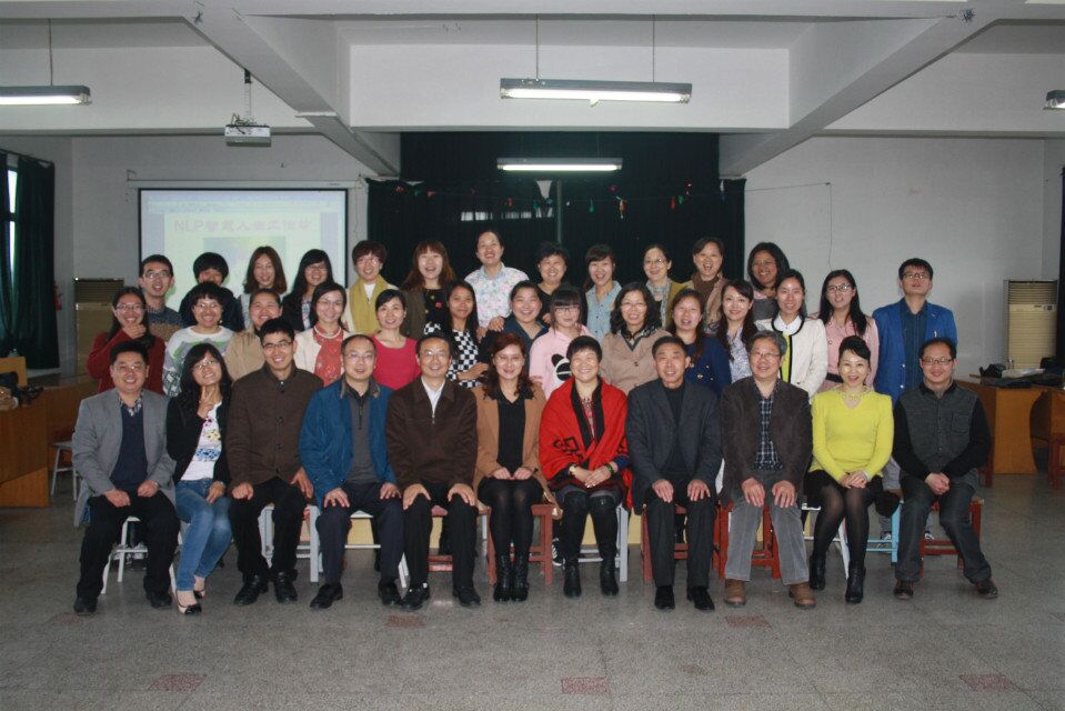 仲稳山教授与泰州市心理学会会员在一起