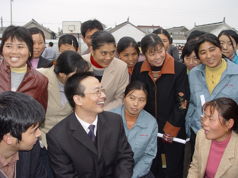 仲稳山教授在对中小学家长进行团体心理辅导休息时与部分家长继续交流